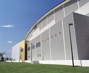 The Qantas Hangar at Canberra Airport features roofing and walling made from COLORBOND® steel